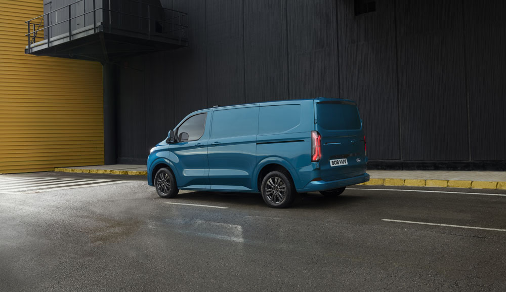 2022 Ford E-Transit Custom. Imagen lateral.