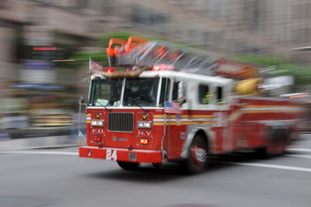 En qué casos debes apartarte si tienes detrás un coche de policía o una ambulancia 5 Motor16 2022 ceder paso vehiculo emergencia 6 1 Motor16