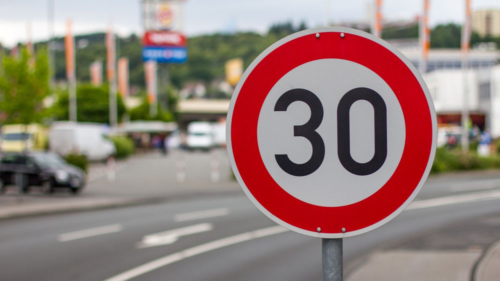 Casi la mitad de los conductores no respeta el límite urbano de 30 km/h 2 Motor16 Señal de velocidad de 30 km/h
