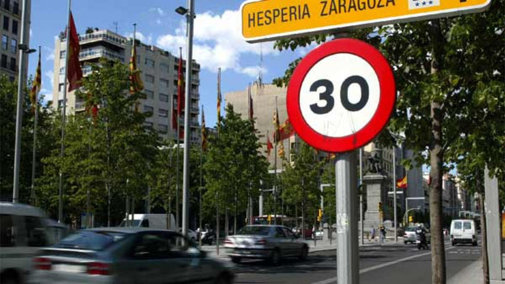 Casi la mitad de los conductores no respeta el límite urbano de 30 km/h 1 Motor16 Señal límite velocidad 30 km/h