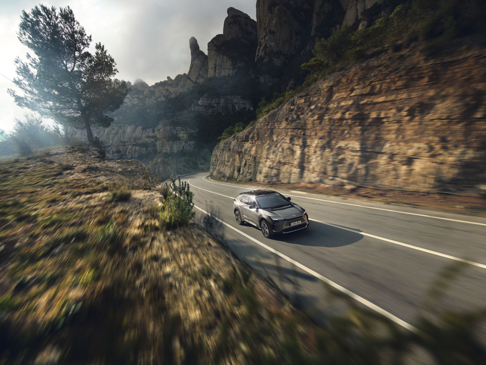 2022 Toyota bZ4X. Imagen movimiento frontal.