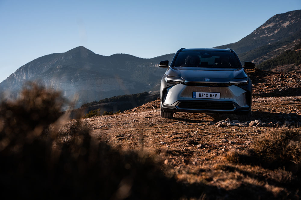 2022 Toyota bZ4X. Imagen estatica frontal.