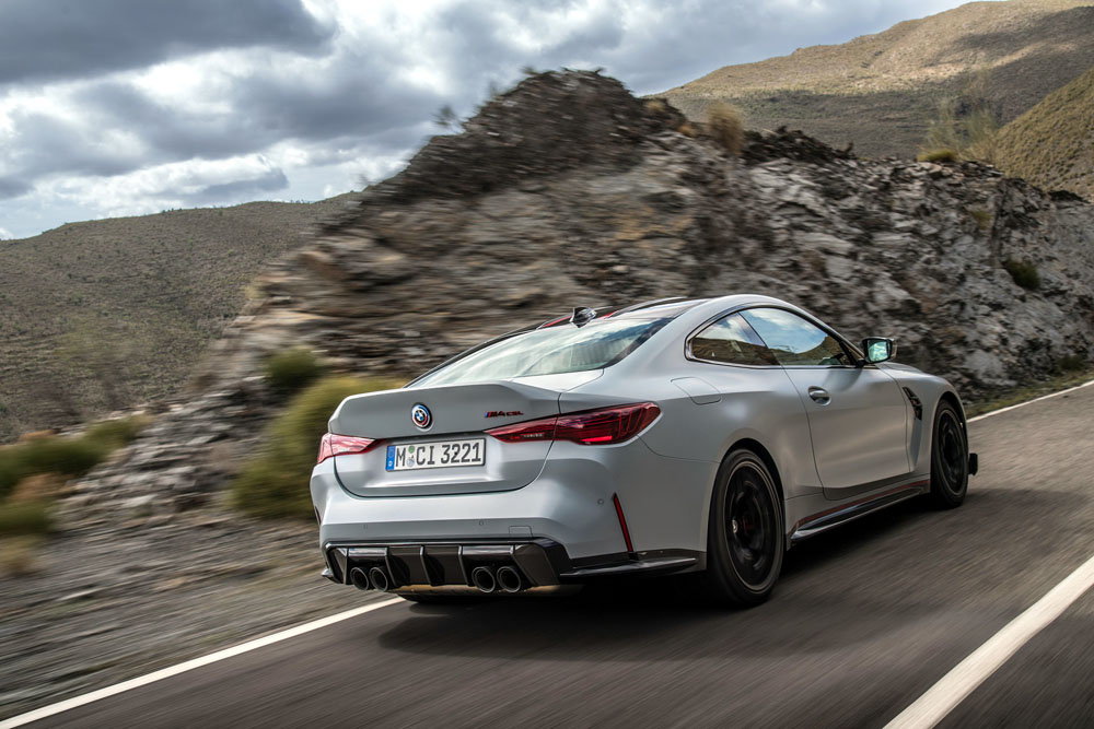 BMW M4 CSL. Creado por y para disfrutar al máximo 1 Motor16 BMW M4 CSL. Imagen movimiento en carretera.