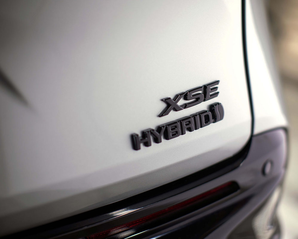 Por sus 25 años llega esta edición especial del Toyota Sienna 1 Motor16 Toyota Sienna 25 Anniversary. Detalle emblema.