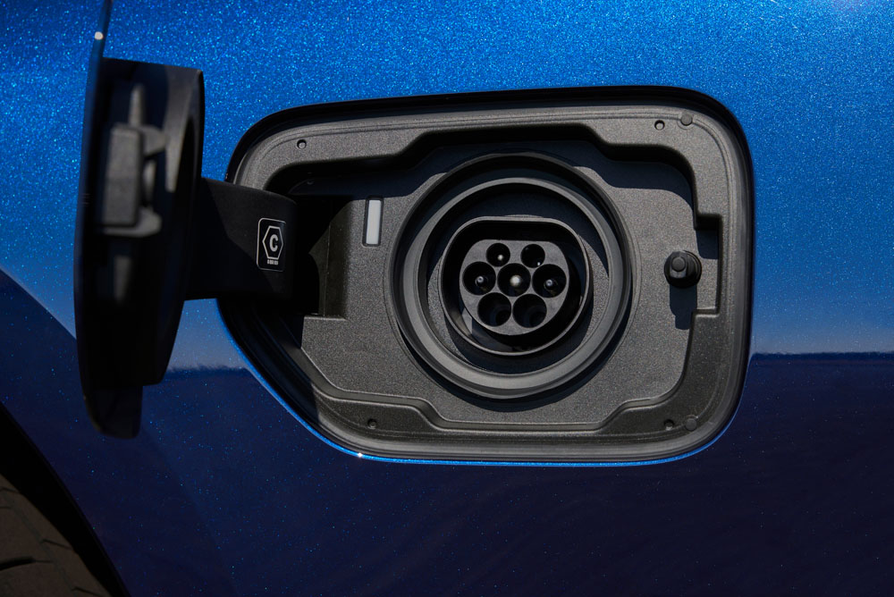 El BMW Serie 3 estrena imagen y la última tecnología 4 Motor16 2023 BMW Serie 3. Imagen enchufe.