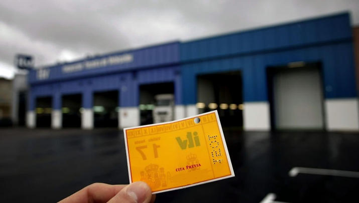 Esta es una de las multas de tráfico que más han aumentado en los últimos 10 años 1 Motor16 Pegatina ITV. Multa.