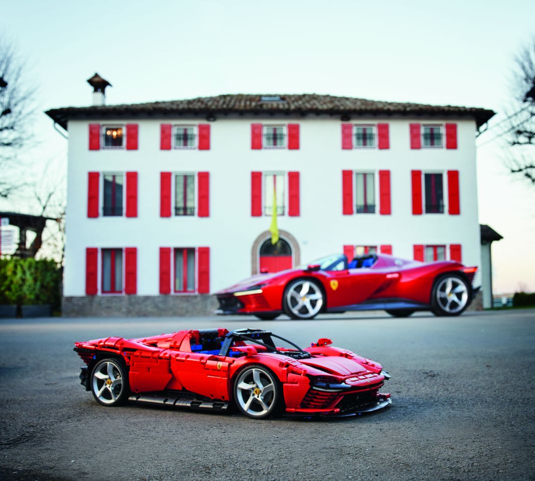 ¿Quieres un Ferrari Daytona SP3 por 399 euros? 8 Motor16 42143 side by side 02 Motor16