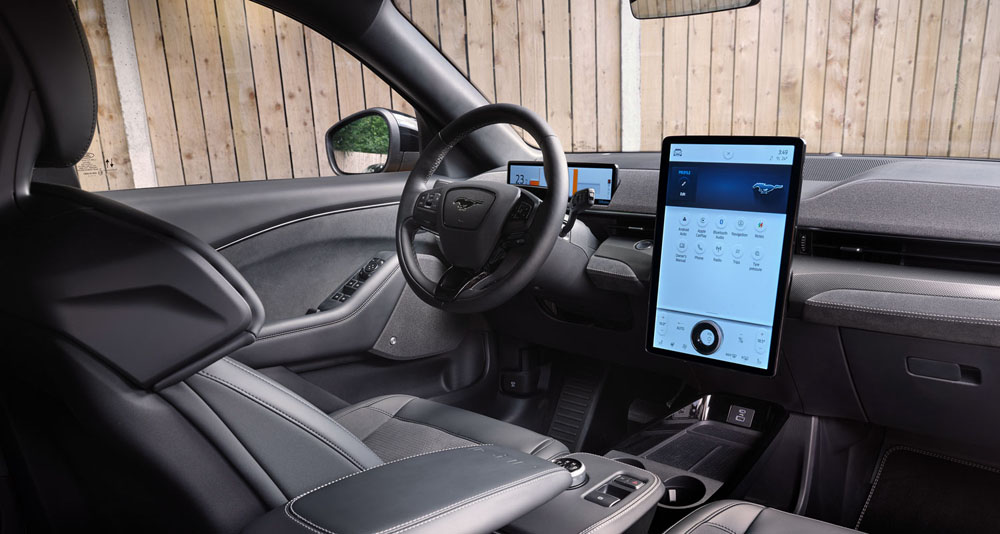 Los 10 SUV con etiqueta 0 emisiones más potentes a la venta 6 Motor16 Ford Mustang Mach-E GT. Interior.