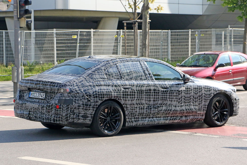 El BMW Serie 5 eléctrico se muestra por completo 8 Motor16 BMW SERIE 5 ELECTRICO 15 Motor16