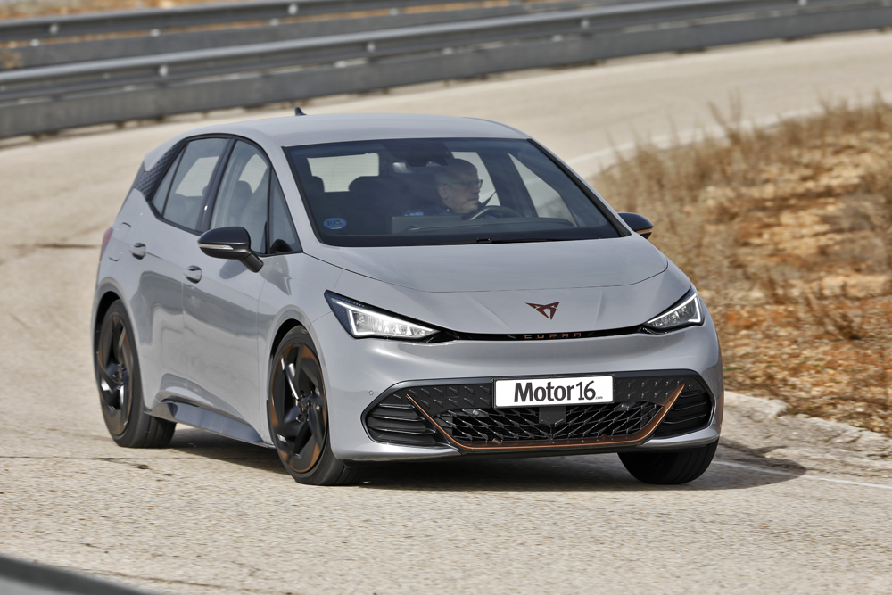 Si te gusta el Cupra Born, estas son tus zapatillas 1 Motor16 CUPRA BORN 2022 1819 06 Motor16