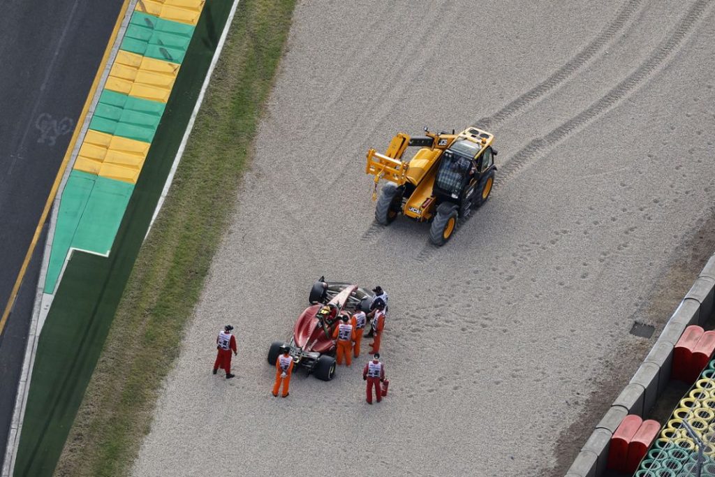 El coche de Sainz a punto de ser remolcado en Melbourne