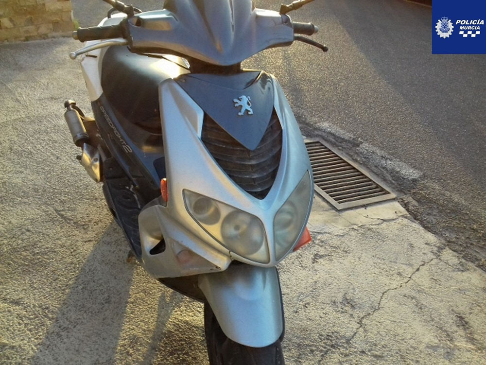 Ciclomotor denunciado por estar mal aparcado.