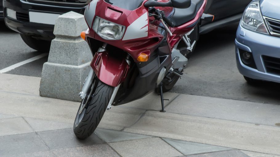 El salvavidas que equiparán motos y scooter de menos de 125 centímetros cúbicos 65 Motor16 Circular en motocicleta sin casco