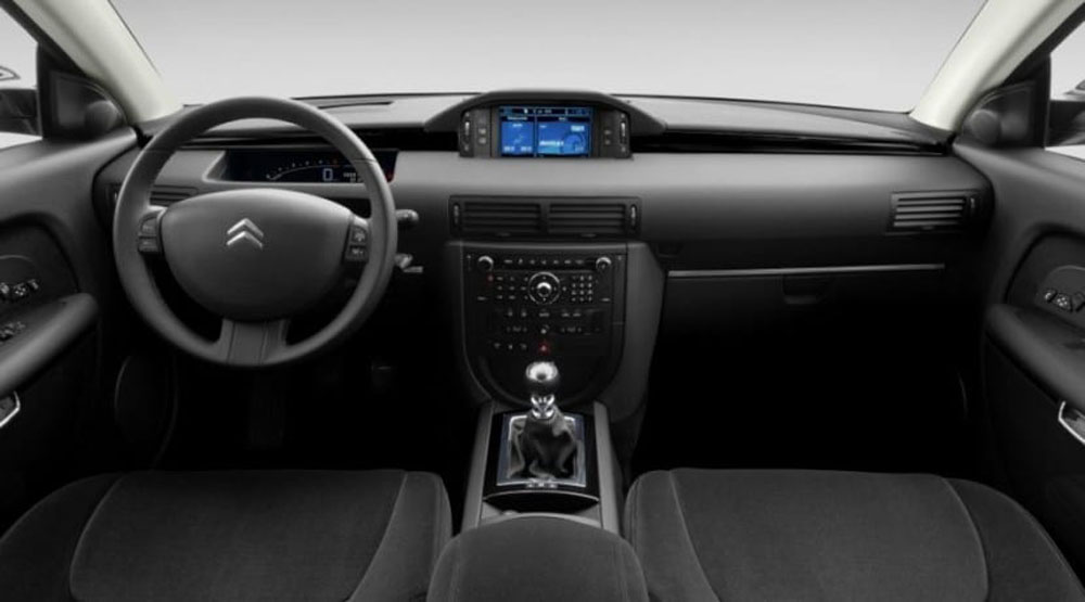 Estas son las seis berlinas que han escrito la historia de Citroën 11 Motor16 Citroen C6. Interior.
