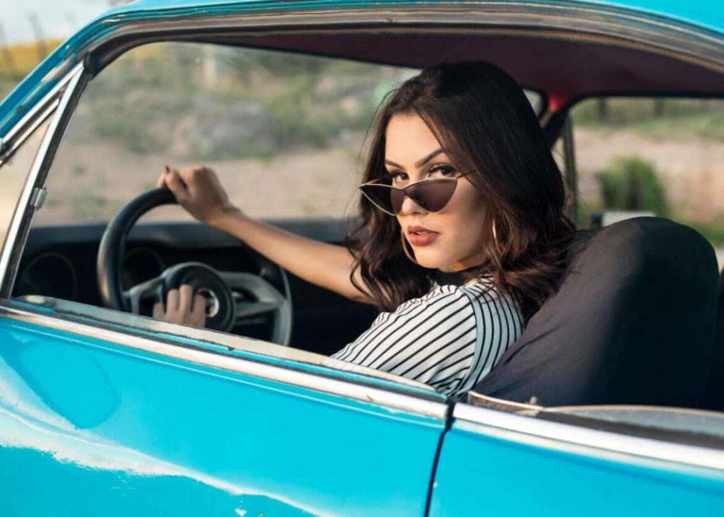 10 cosas que más te vale no olvidar en verano dentro de tu coche 16 Motor16 Gafas de sol al volante