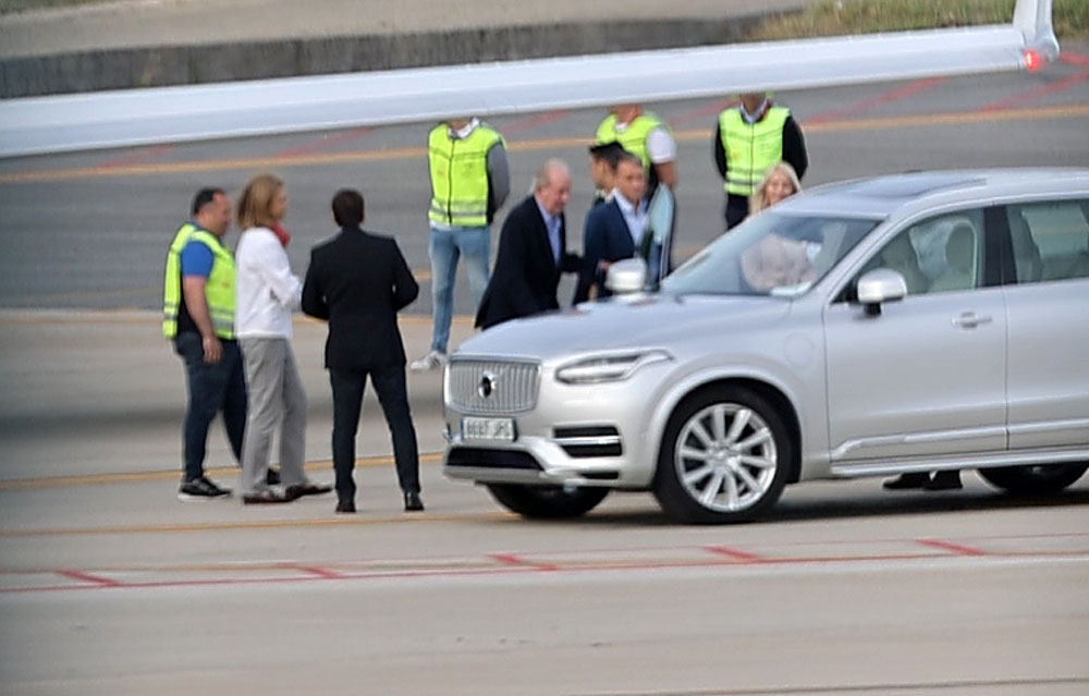 El Rey Emérito se prepara para subir al Volvo XC90.