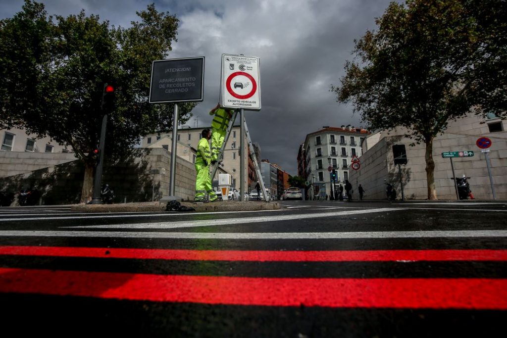 Descubre a partir de cuándo no podrán circular coches sin etiqueta por Madrid 81 Motor16 EuropaPress 3953378 operarios colocan senal trafico marca zona bajas emisiones especial Motor16