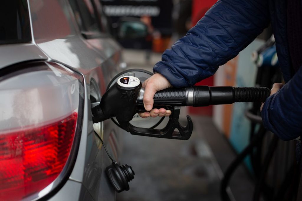 Estos métodos que te han contado para ahorrar gasolina son falsos 37 Motor16 EuropaPress 4313536 hombre reposta gasolina gasolinera barcelona 11 marzo 2022 barcelona Motor16