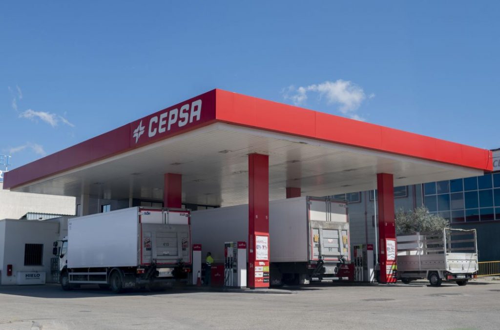 EuropaPress 4355777 varios camiones repostan gasolinera dia entrado vigor rebaja 20 centimos Motor16