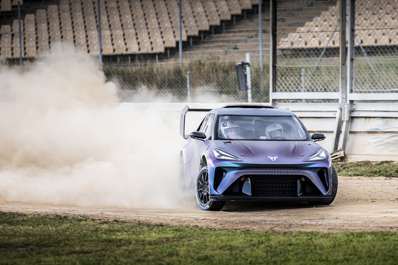 Alexia Putellas, Ansu Fati o Saúl Craviotto se suben al Cupra eléctrico más radical y esto es lo que pasa 2 Motor16 FC Barcelona Cupra urbanrebel2 Motor16