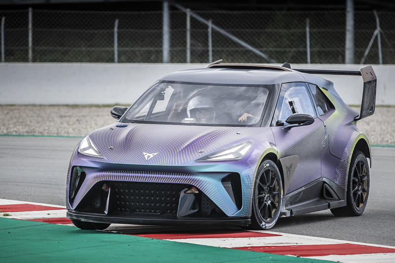 Alexia Putellas, Ansu Fati o Saúl Craviotto se suben al Cupra eléctrico más radical y esto es lo que pasa 3 Motor16 FC Barcelona Cupra urbanrebel3 Motor16