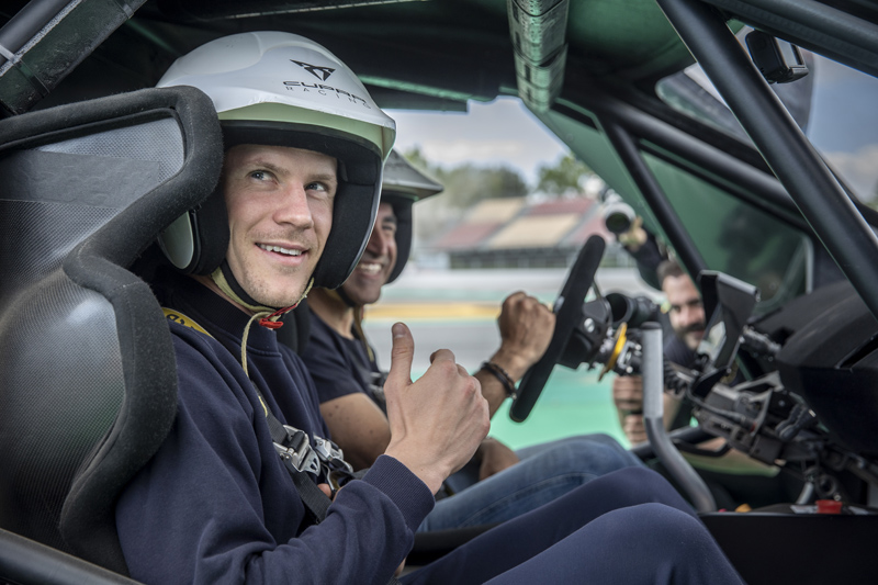 Alexia Putellas, Ansu Fati o Saúl Craviotto se suben al Cupra eléctrico más radical y esto es lo que pasa 5 Motor16 FC Barcelona Cupra urbanrebel6 Motor16