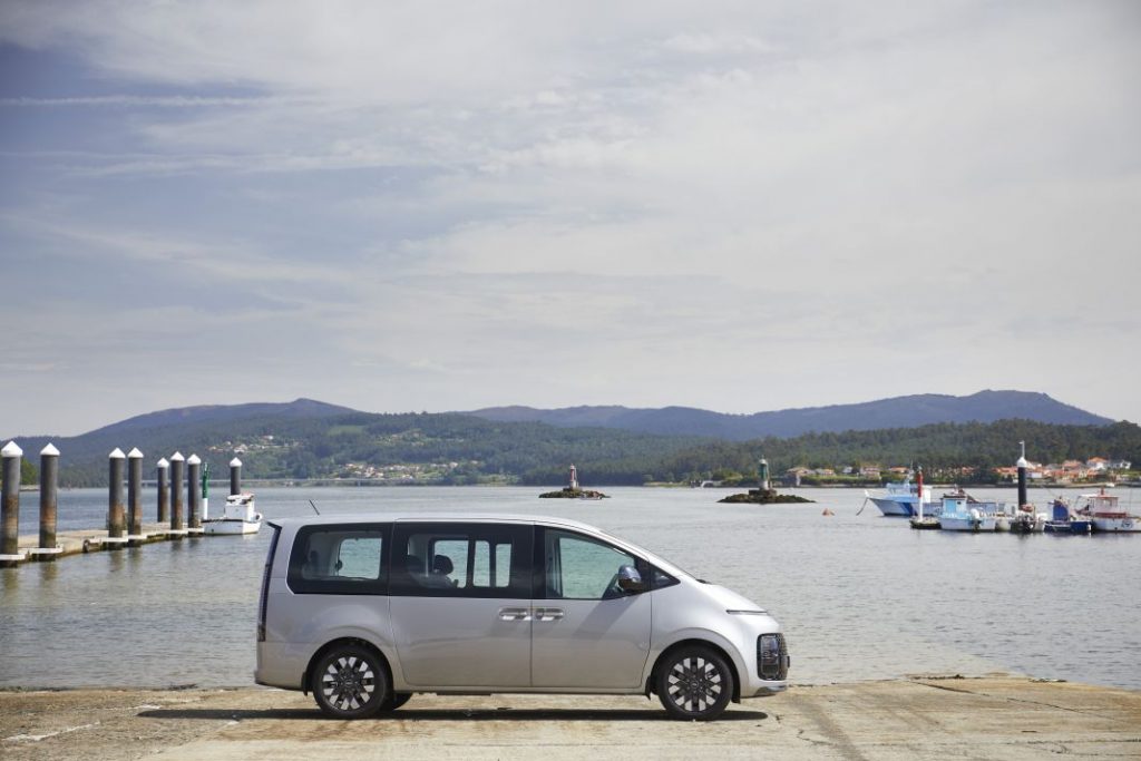 Hyundai STARIA Exteriores 26 Motor16