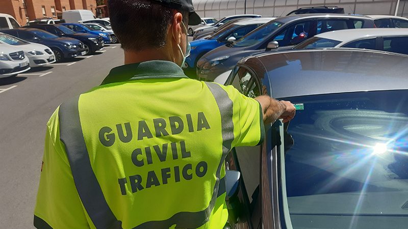 La DGT se pone las botas con esta multa que tiene a las ITV como 'excusa' 1 Motor16 2025 Guardia Civil. Pegatina ITV. DGT. Multa.