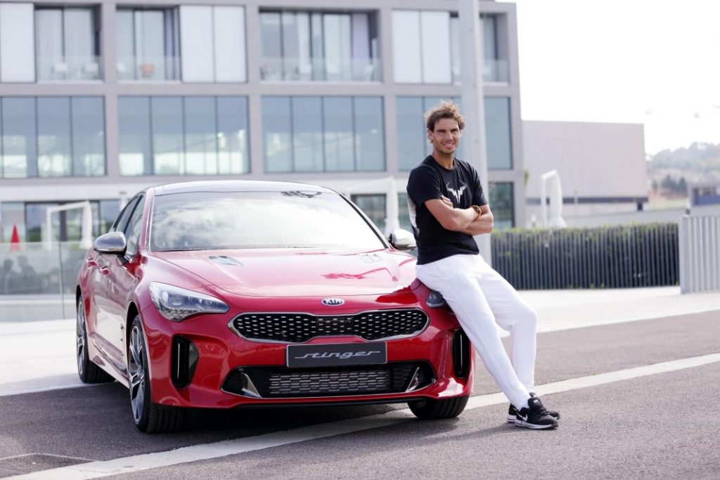 Así es el coche de 324 mil euros que Rafael Nadal obtuvo por ganar un torneo 2 Motor16 Rafael Nadal posando con su Kia Stinger, que forma parte de su colección