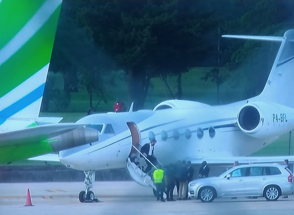 Los coches utilizados por el Rey Emérito en su regreso a España 1 Motor16 El Volvo XC90 a pie del avión.