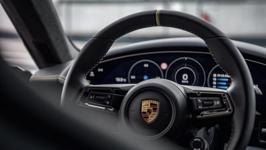 Volante en el interior del Porsche Taycan GTS Hockenheimring Edition