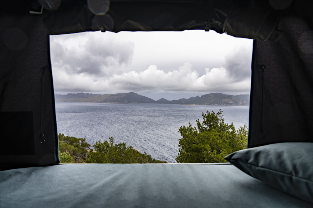 El Mini con pensión completa 2 Motor16 Interior de la tienda de campaña en el techo del Mini Countryman.