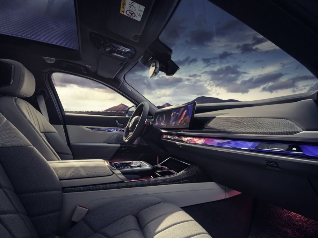 P90458404 highRes the new bmw m760e xd Motor16