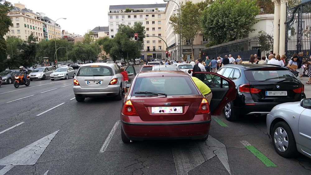 Parar en doble fila Motor16