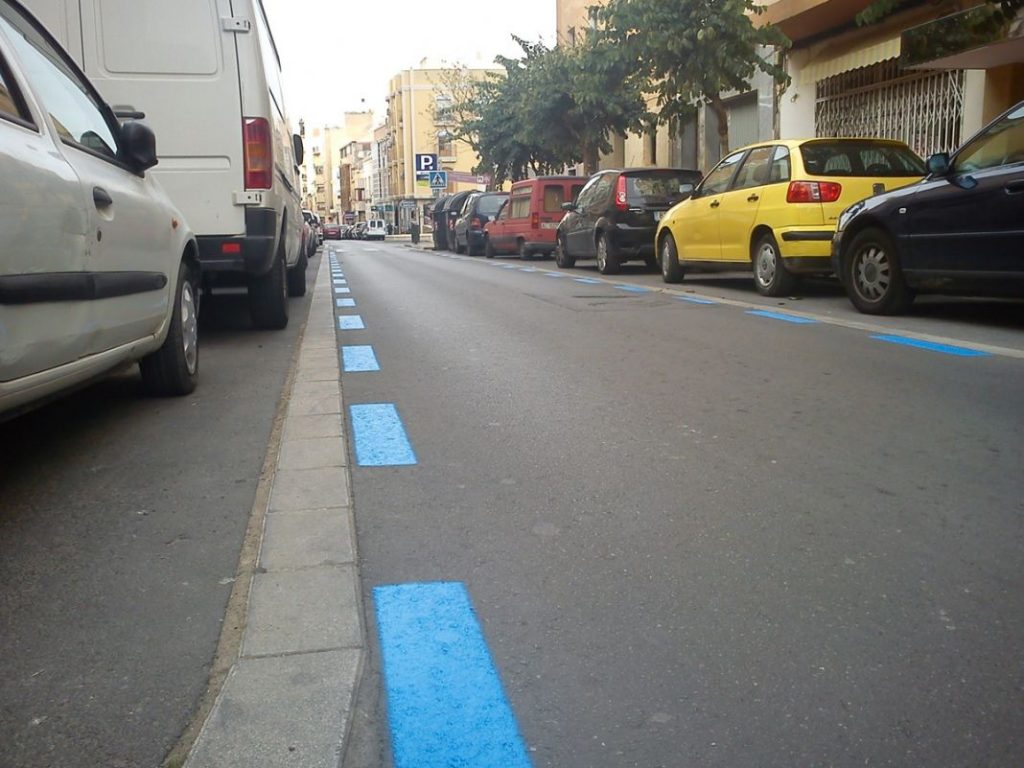 ¿Qué significan las líneas verdes y azules en la carretera? Conocerlas te ahorrará un buena multa 76 Motor16 Zona azul de estacionamiento