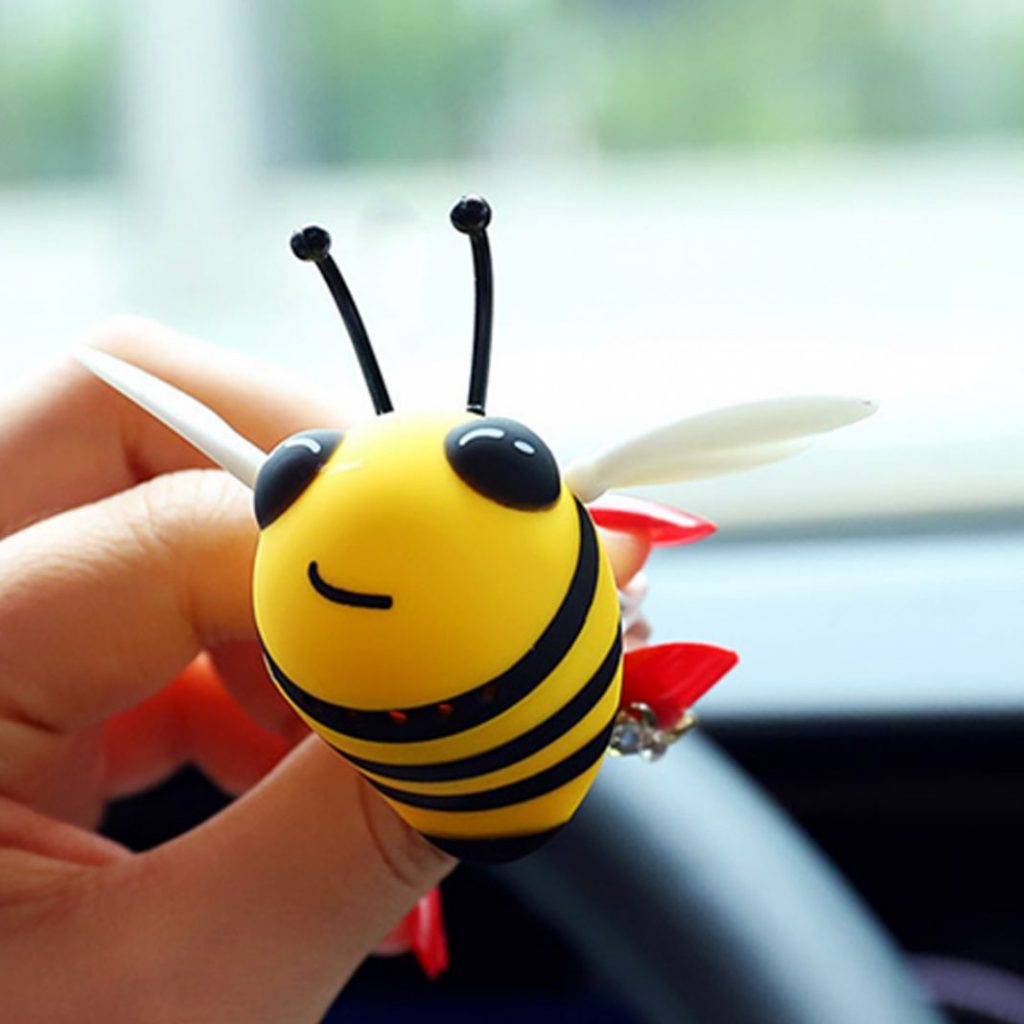 Los inconvenientes de viajar en el coche con la ventanilla bajada 37 Motor16 abeja Motor16