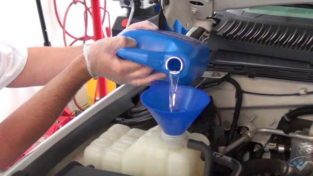 El secreto para que tu coche no se caliente al sol 193 Motor16 ¿Por qué no recargarlo con agua?