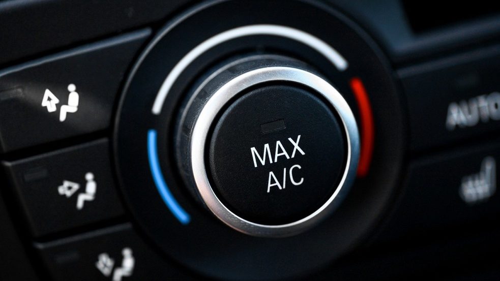 Evitar el aire acondicionado y abrir las ventanillas