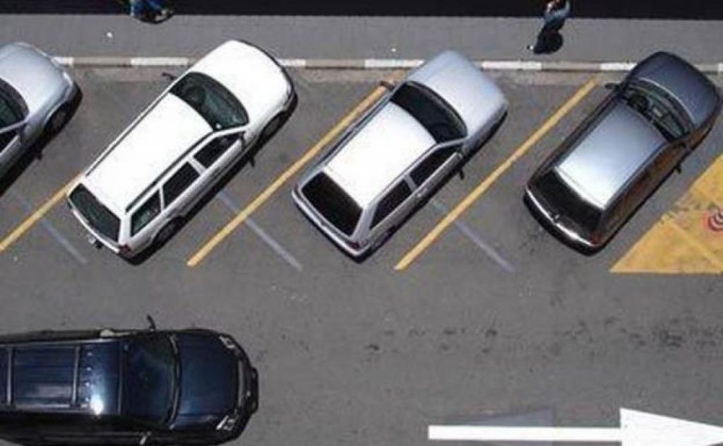 Así se aparca en batería para evitar multas 18 Motor16 Ventajas de aparcar en batería