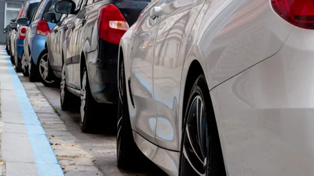 ¿Y estacionar el coche de frente?