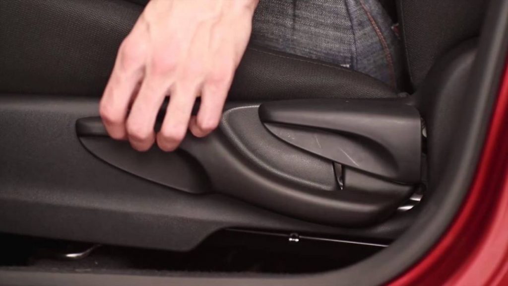 Lo hacemos mal: así hay que colocar los brazos en el volante 25 Motor16 Coloca el asiento a la distancia óptima
