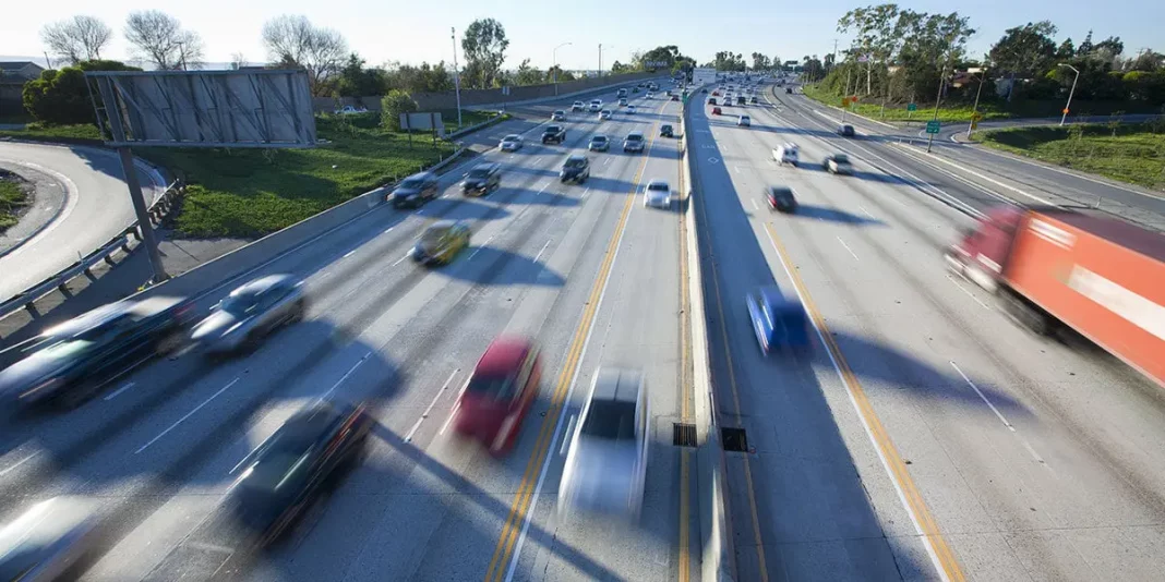 La increíble maniobra de un coche que evita chocar en una autopista