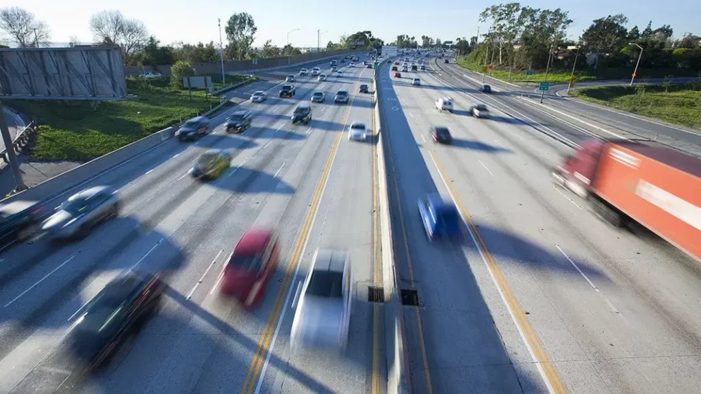La increíble maniobra de un coche que evita chocar en una autopista