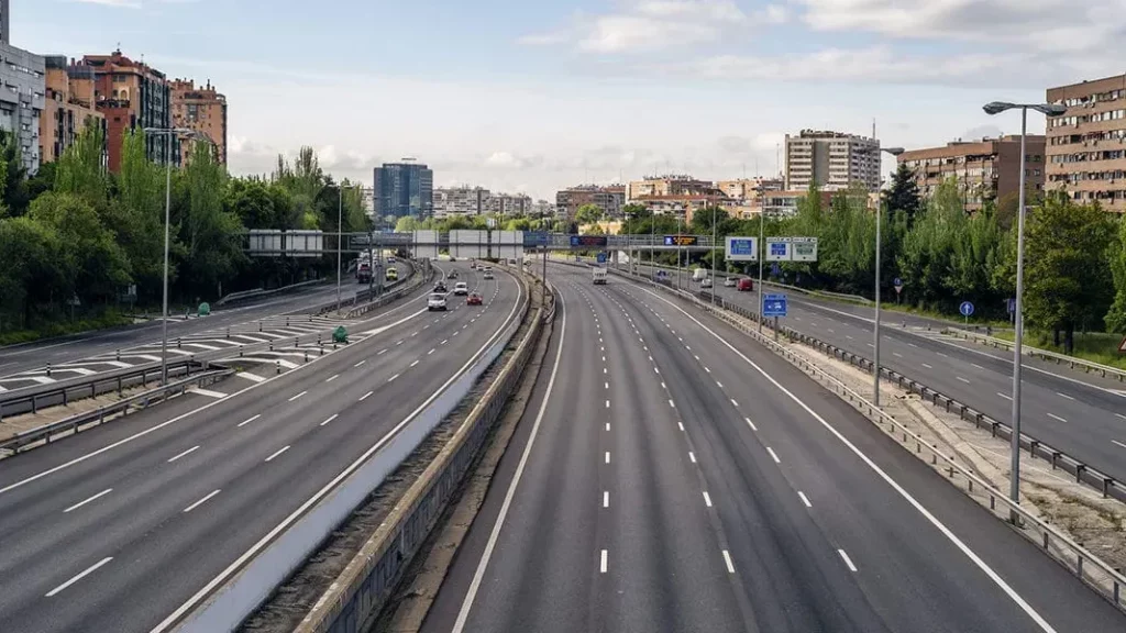 El trafico en las carreteras es menor durante estos dias de la semana 82 Motor16 Horas sin atascos y libre circulación