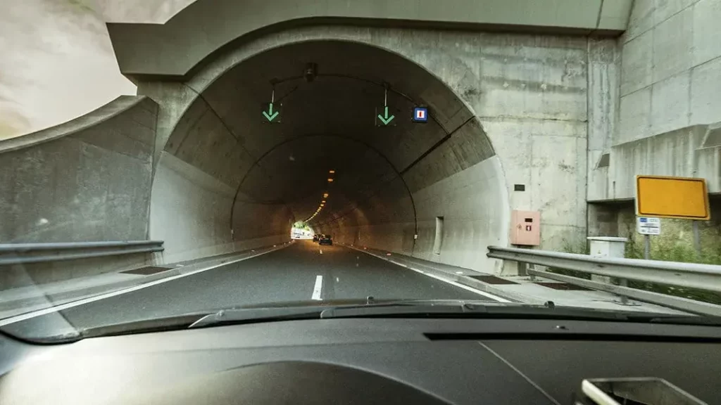 DGT: Así debes circular por un túnel para evitar una multa
