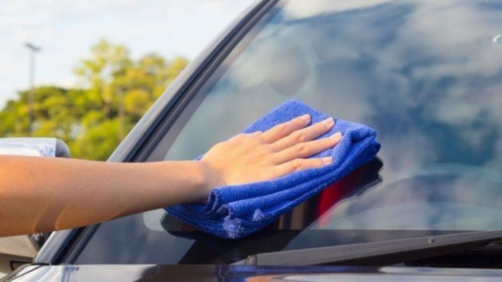 El truco del vinagre para los cristales del coche