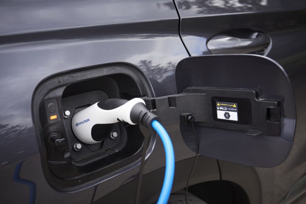 El coche eléctrico, un gran desconocido para casi el 75% de los españoles 1 Motor16 Comprar un coche híbrido enchufable ¿Rentable o no?