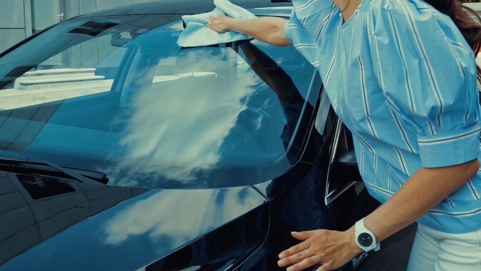 El truco del vinagre para los cristales del coche