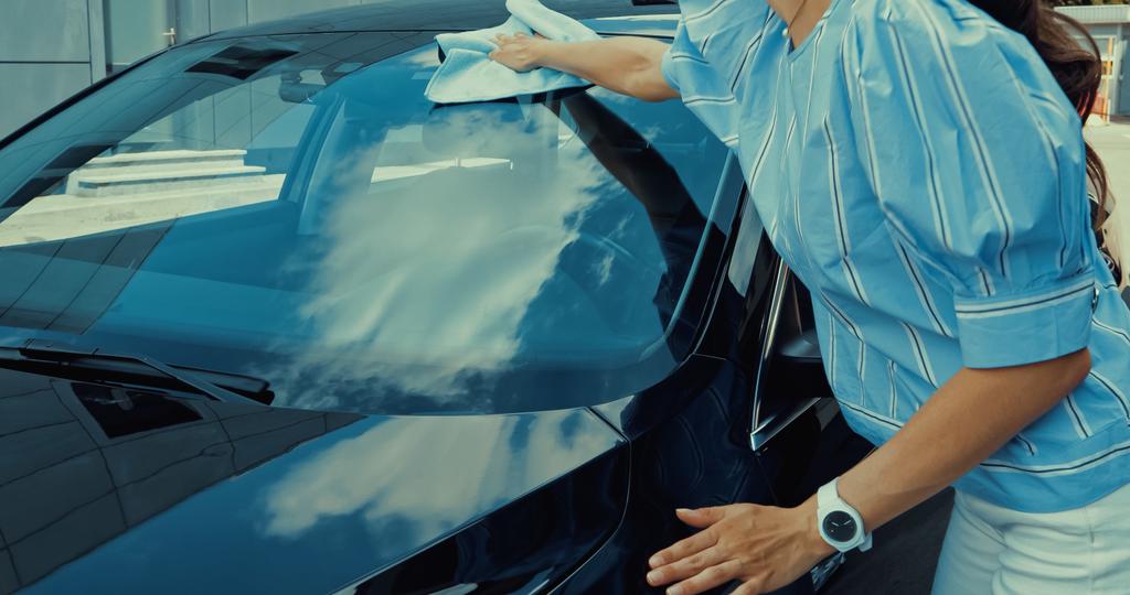 Por este motivo no debes rellenar el líquido del limpiaparabrisas con agua 22 Motor16 El truco del vinagre para los cristales del coche