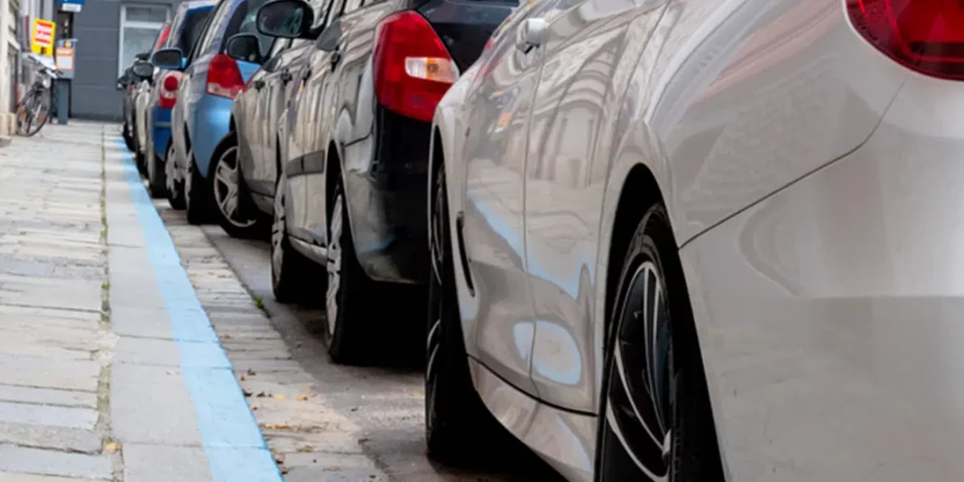 Diferencia entre parar, detenerse y estacionar para evitar una multa